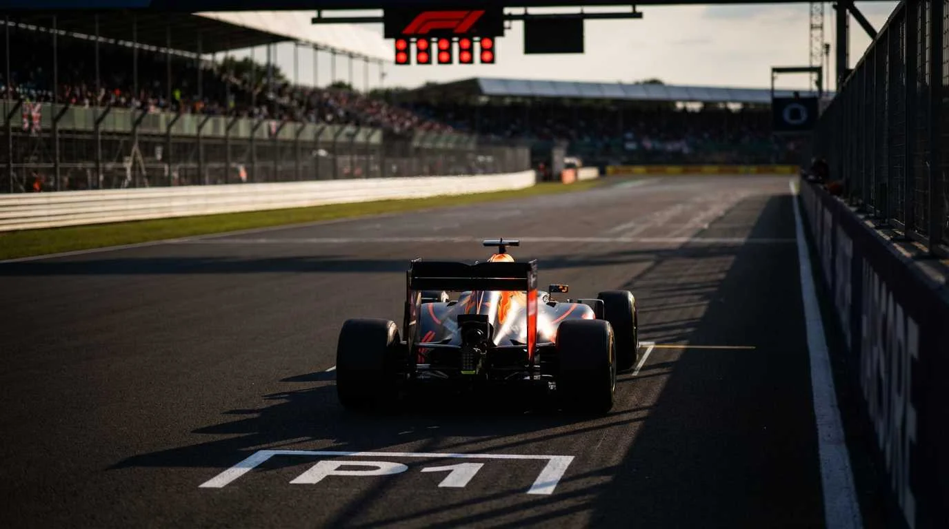 F1-coureur tijdens kwalificatieronde met felle focus op de pole position